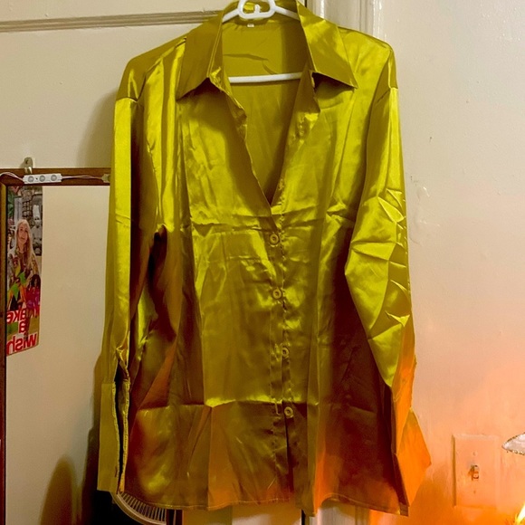 Gold Beautiful 2 piece dressy or causal - Picture 3 of 11